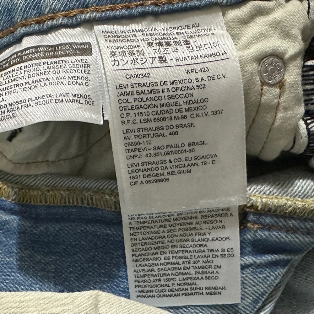 142 Levi's | NWT Men's Light Blue Ripped Straight Jeans (size 32x34)